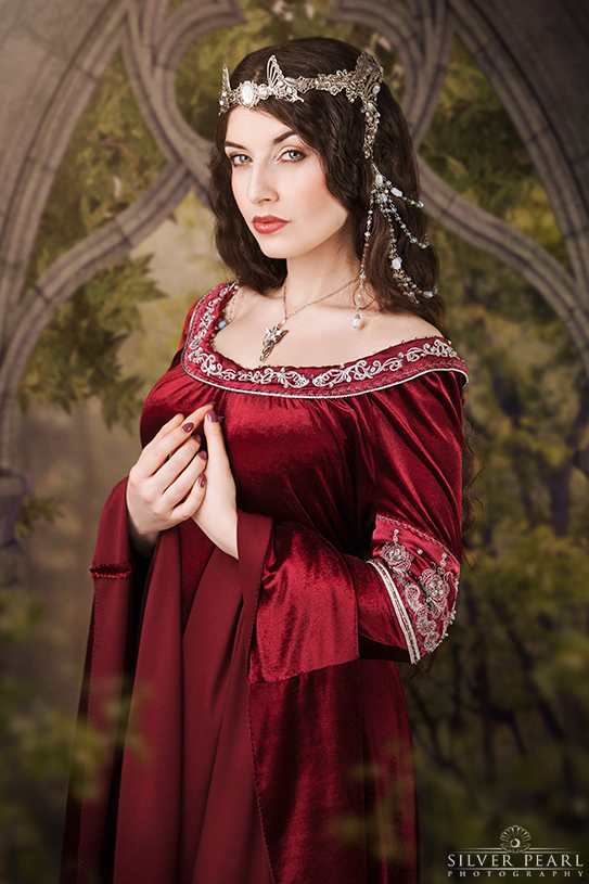 LaEsmeralda porte une couronne elfique de A MON SEUL DESIR boutique